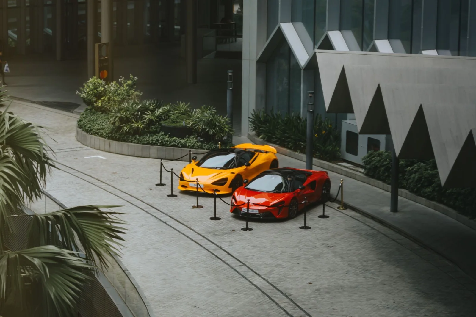 McLaren Artura and 750S displayed outside the APACHI retailer gathering